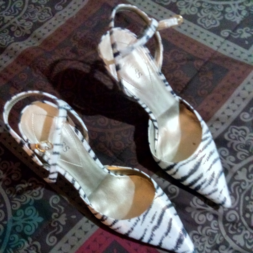 Guess pointy toe heels